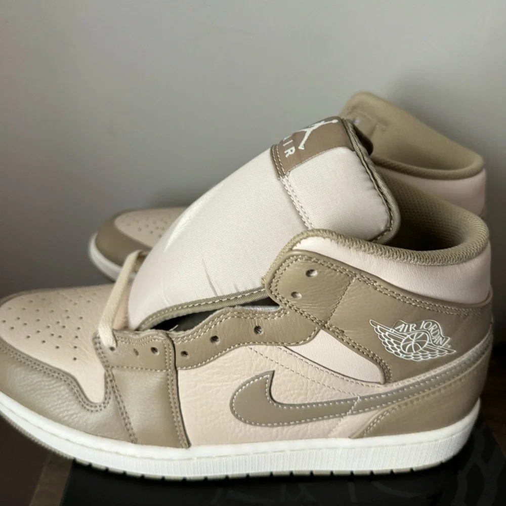 Air Jordan 1 Mid Men’s 11.5 NEW Sneaker Sneakers Shoes - Picture 9 of 10